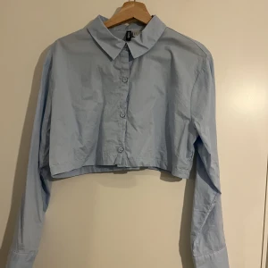 Croppad skjorta - Vroppad skjorta från H&M anvönd få gånger mycket bra skick. Hör gärna av er om ni har frågor eller tycker något är oklart, pris går alltid att diskutera❤️