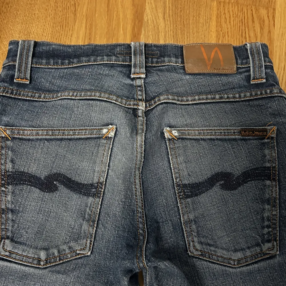 Säljer dessa nudie jeans som är i storlek 31/32. Jeansen är i ett väldigt bra skick.. Jeans & Byxor.