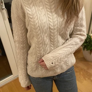 Kashmir tröja - Ribbstickad tröja i kashmir från Tommy Hilfinger. Riktigt varm och mysig. Bra skick. 💗