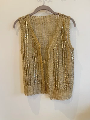 Virkad väst - Guldig stickad väst med paljetter! Aldrig använd