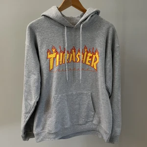 Hoodie Thrasher - I fint begagnat skick förutom att ena bandet är slitet, se bild nr 2. Köpt på junkyard.