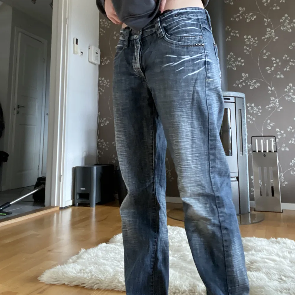 Sjukt coola jeans köpta från relow! Låg midja och raka ben. En liten defekt förekommer i gylfen som man kan råka sticka sig på när man knäpper om man inte är försiktig, annars helt osynlig och omärkbar💕💕. Jeans & Byxor.