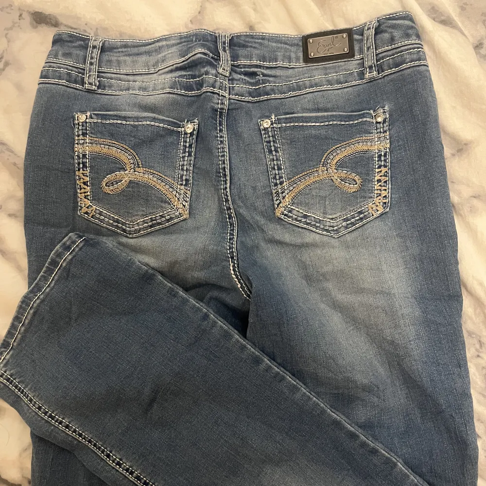 Mid waist jeans med stretcigt material🤗köpt på second hand! är dock för stor på mig i midjan☹️ har aldrig använts!! Skriv för fler bilder❤️. Jeans & Byxor.