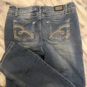 Mid waist jeans med stretcigt material🤗köpt på second hand! är dock för stor på mig i midjan☹️ har aldrig använts!! Skriv för fler bilder❤️