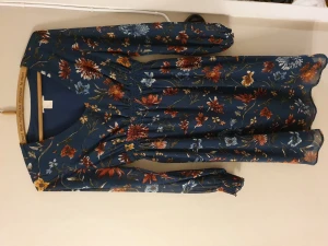 Jättefin mamma klänning. Men jag har haft den även efter graviditet. I fint skick. - Mamma klänning.