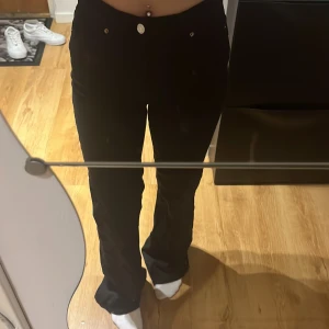 Jeans  - Bootcut jeans från GinaTricot, högmidjade, dom är för långa på mig, Ny skick! Köpt för 499kr, me tanke på att dom är nya å bara använt 2 ggr så säljer jag för 300