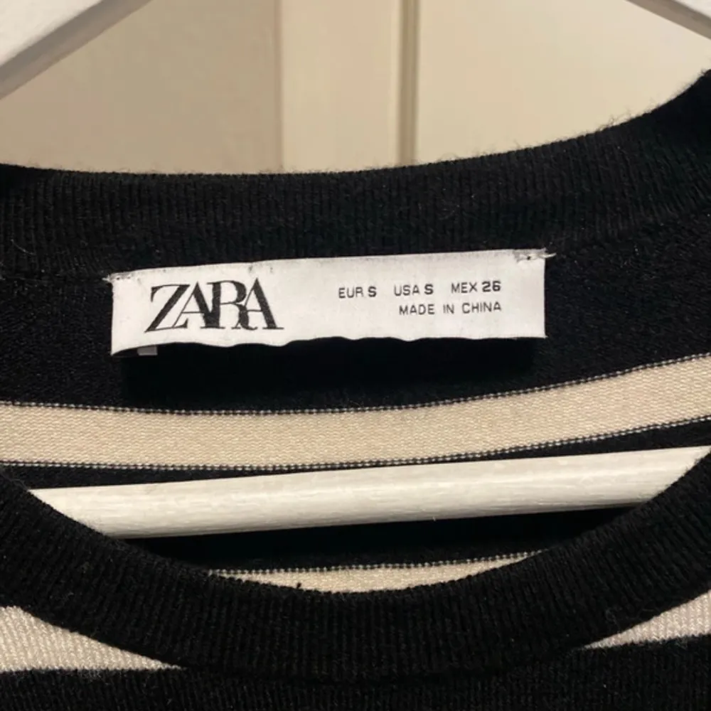 Svart-vit randig stickad tröja från Zara i storlek S. Aldrig använd!. Stickat.