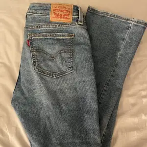 Jätte snygga Levi's jeans i lite ljusare blå färg 💙 använda ett fåtal gånger men inga defekter alls, säljer då dom tyvärr inte kommer till användning längre, ord. pris. 1065kr 