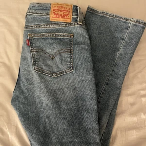 Levi's jeans  - Jätte snygga Levi's jeans i lite ljusare blå färg 💙 använda ett fåtal gånger men inga defekter alls, säljer då dom tyvärr inte kommer till användning längre, ord. pris. 1065kr 