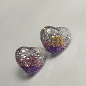 Handgjorda örhängen - Handgjorda örhängen Material : resin / stainless steel  Man kan beställa personliga örhängen. 😊