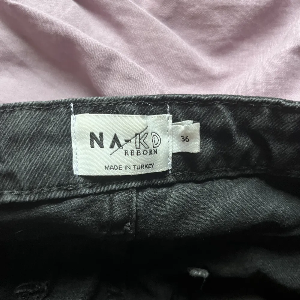 Vida jeans ifrån Na-kid med slitningar som man ser på bilderna. Jeansen är i mycket bra skick då de knappt är använda och de är i en strl 36! . Jeans & Byxor.