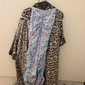 Fin blommig klänning - Super fin klänning ifrpn shein , säljer då den ej kmr till användning 