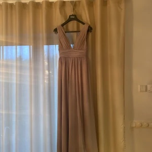 Lång klänning - Använd en gång, elegant beige. Inga täcken på användning.