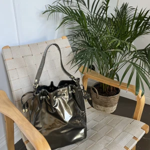 Metallica väska  - Säljer denna Metallica väska från hm!!💕