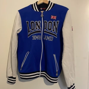 Blå Tröja - Storlek: L (Passar Som S) Skick: Medel, Använd Med Missfärgning 