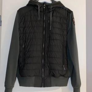 Parajumpers cardigan  - Riktigt schysst cardigan från Parajumpers. Fint skick. Nypris 3499:-