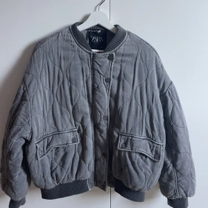 Populär zara jacka  - Säljer min zara jacka, då den inte kommer till användning!  Köpte den i höstas, den har en fläck på ryggen/ena armen, går säker bort med vanish, men inte lagt energi på att ta bort de, så därför söker jag den billigare!  Nypris: 869:-