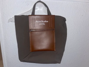 Acne papery nylon bag - Helt oanvänd, Grön/grå med brunt läder Nytt pris 5000:- Mitt pris 3000:- 