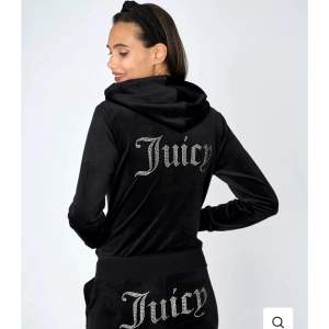 Säljer min juicy couture classic velour diamante robertson zip hoodie black!. Jag har tyvärr inga bilder när jag har på mig den. Den är i stl M men passar mig som är S. Den har inga fläckar. Använde den aldrig. Kanske 5 gånger. Nypris 1300kr