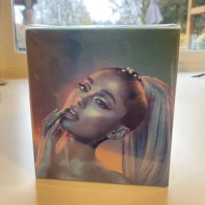 Helt oöppnad 30 ml parfym ”Cloud” av Ariana Grande. Säljer denna då jag redan har en 100 ml hemma som jag använder :) köparen står för frakten