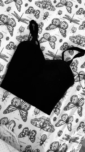 Festtopp  - Svart linne som inte kommer till användning. Är jättesnyggt att ha under mer genomskinliga blusar❤️‍🔥