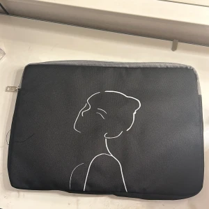 Datorfodral  - Säljer mitt dator fodral som inte kommer till användning och fortfarande ligger i paketet som det kom i. Ser likadant ut på båda sidorna. Måtten 36x27