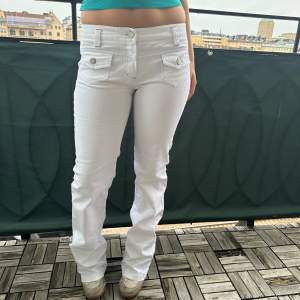 Lågmidjade vita jeans med fickor fram. Mycket bra skick. Passar storlek 36-38.  Köparen står för frakt. 