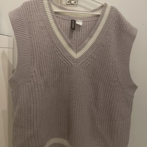 Overshirt  - En väldigt söt overshirt från HM passar perfekt över en stilren tight tröja inför hösten/vintern! Mycket söt färg! Använd 1 gång, säljer då den inte kommer till användning hos mig! 