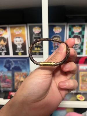 Louis Vuitton Keep It Bracelet Damier Ebene - Storlek 19, kommer med dustbag och box.  Utmärkt skick utan skador.