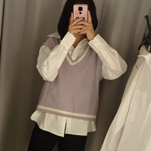 Stickad väst  - Från H&M, perfekt till hösten o jättegulligt att ha en skjorta under💗