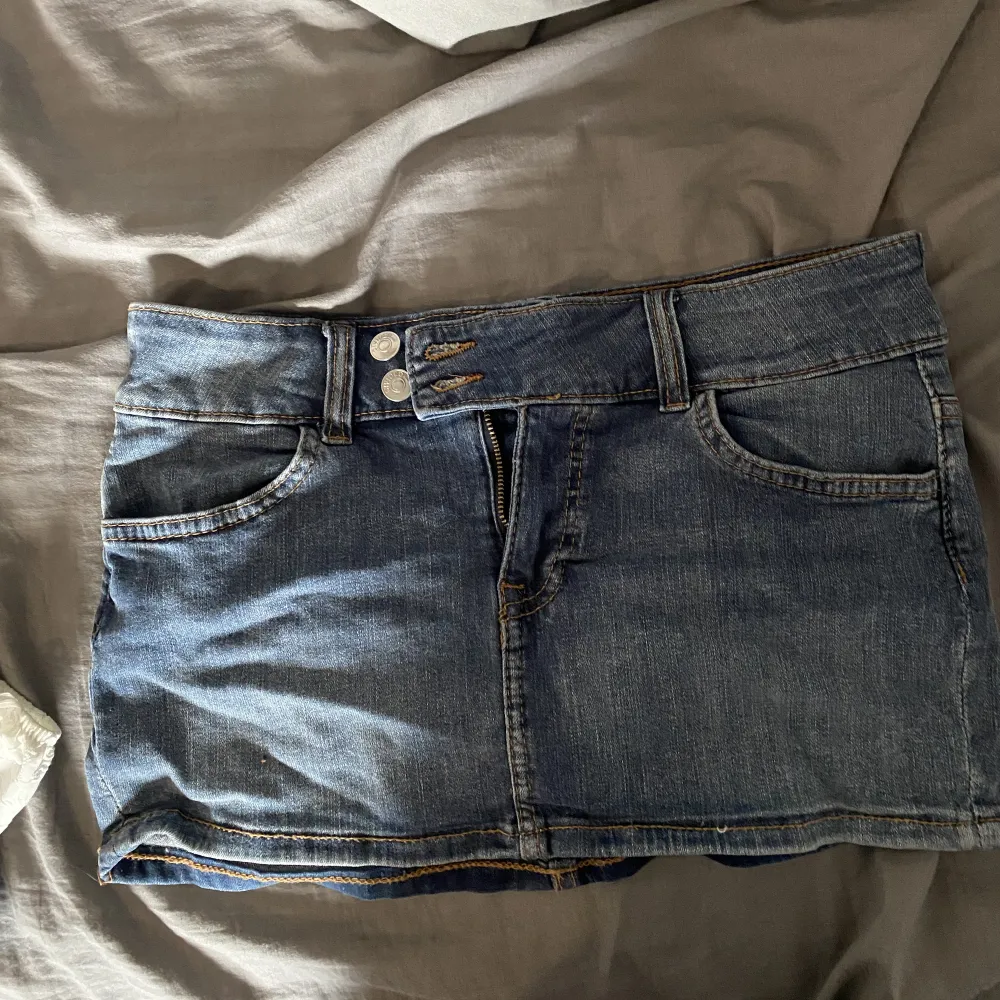 En jättesöt jeans minikjol från H&m. Säljer då den inte kommer till användning längre🥰 den är i mycket bra skick och använd fåtalet gånger💗 (Kunden betalar frakten). Kjolar.