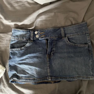 Jeans Kjol  - En jättesöt jeans minikjol från H&m. Säljer då den inte kommer till användning längre🥰 den är i mycket bra skick och använd fåtalet gånger💗 (Kunden betalar frakten)