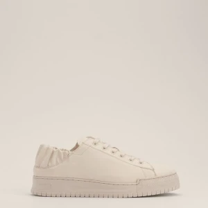 Sneakers - Snygga sneakers från na-kd, då de har stretch/resor i hälen blev de för stora på mig som har strl 38 (skorna är i strl 38), skulle säga att de passar bättre på någon med strl 39 eller kanske 40