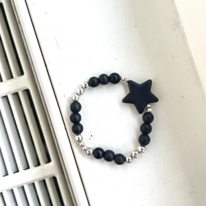 Armband med silvriga pärlor - Ett coolt armband med stjärndetalj som knappt är använt!🖤🤍