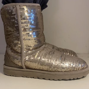 UGGS - Guldglittriga UGGs i storlek 39, slitage på framsidan (se bild 3)