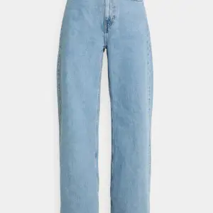 Säljer jeans från weekday i modellen Ace. De är helt slutsålda och är i storleken W25 L30. 