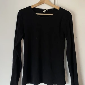 Långärmad tröja  - Simpel långärmad tunn tröja. Används inte längre då den är förstor. Använd fåtalet gånger och är i bra skick👍💗 (Kunden betalar frakten)