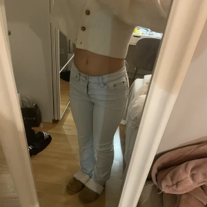 Jeans - Ljusblåa jeans med snygga fickor! Innerben- 72  Midja - 32/33 rakt över De är i storlek 34 men jag brukar ha 32 / xs / xxs / s i byxor❤️