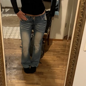 Lågmidjade bootcut jeans  - Supercoola Lågmidjade bootcut jeans i stretchiga material. Midjemått 35 cm innerbenslängd 75 cm❤️‍🔥❤️‍🔥