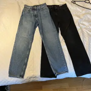 2 par jeans från Collusion. De är båda i modellen x005 och är raka i benen. Storlek 26/32.