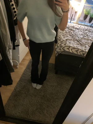 Stickad t-shirt - Super snygg stickad t-shirt från hm knappt använd så den är i fint skick❤️‍🔥