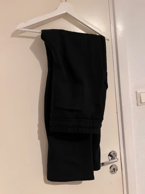 Mjukiwbyxor  - Low waisted raka mjukisbyxor från lager 157 