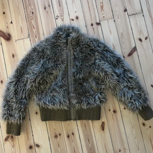 Min drömjacka - Köpte denna på plick den e så jävla snygg men tyvärr för liten för mig 😭skulle säga att den sitter som en lite mindre M. Fyfan den är så snygg va!!!! Åh så ledsamt att den e för liten 🥲