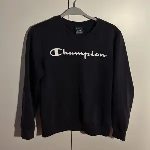 En väldigt standard sweatshirt av Champion original som passar mig som är 170 men om man vill ha den lite mer oversized rekomenderar jag att var alite mindre. Men passar även såhär. Kan tänka mig att gå ned i pris vid intresse. 😁