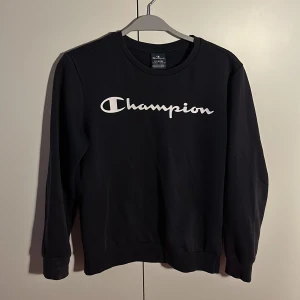 Champion Sweatshirt (mörkblå) - En väldigt standard sweatshirt av Champion original som passar mig som är 170 men om man vill ha den lite mer oversized rekomenderar jag att var alite mindre. Men passar även såhär. Kan tänka mig att gå ned i pris vid intresse. 😁