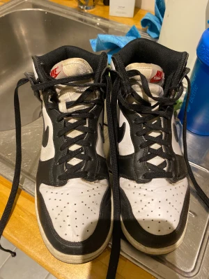 Nike dunk panda high - Säljer mina dunk highs då de inte kommer till användning längre. Använda men fint skick! Stl 39, köpta för 2400kr 2022. Säljer för 400kr, skickas mot fraktkostnad. 
