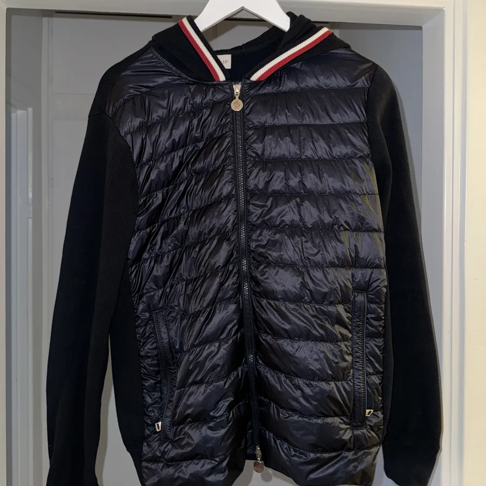 Moncler Cardigan, Köpt på kickNstuff i Augusti. Inte mycket använd. Köpte den då för 5200. Säljer den nu för 2500! Kvitto finns nånstans i lådan! Storlek L men passar M . Hoodies.