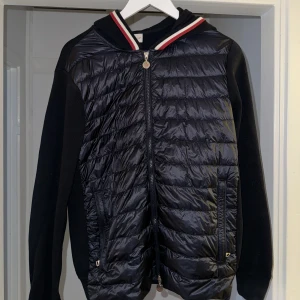 Moncler Gardigan - Moncler Cardigan, Köpt på kickNstuff i Augusti. Inte mycket använd. Köpte den då för 5200. Säljer den nu för 2500! Kvitto finns nånstans i lådan! Storlek L men passar M 