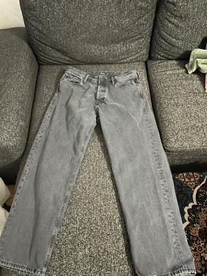 Jack & Jones Jeans Kille  - Jacks & Jones Svarta baggy jeans med riktigt bra skick. Knappt använda. Storlek W 34, L 32. Nypris 599 kr, jag säljer de för 149 kr, säljer de pågrund av fel storlek för mig. Skriv till mig om ni har mer frågor:)