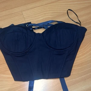 Marinblå Korsettop - Från shein  Marinblå/mörkblå Snörning bak  Aldrig använd står storlek M men är lite mer som Storlek S  Nypris: 179kr